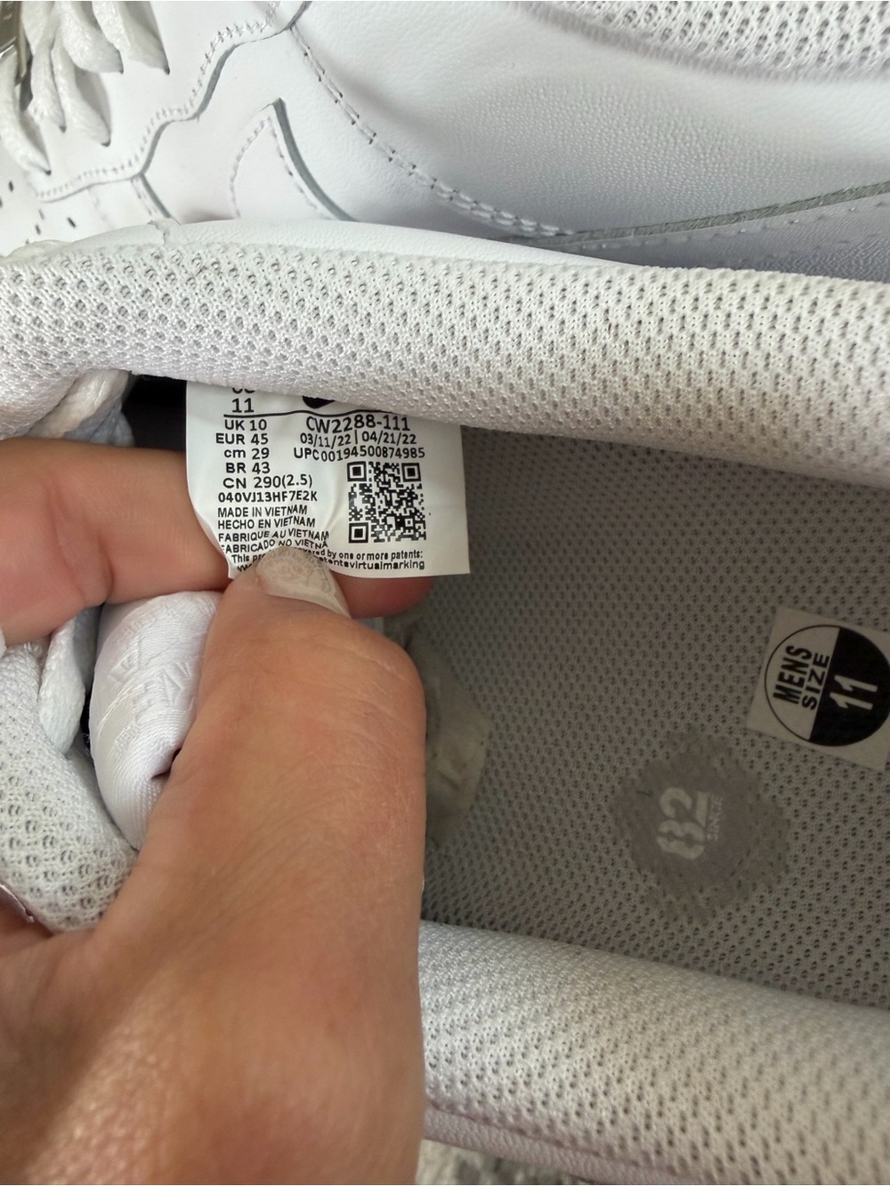Nike Men's Low-Top Sneakers in White with Navy Accent Air Force 1 ‘07 - Picture 9 of 11